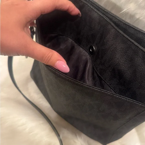 Michael By Michael Kors black Leather messenger bag. - Picture 5 of 6